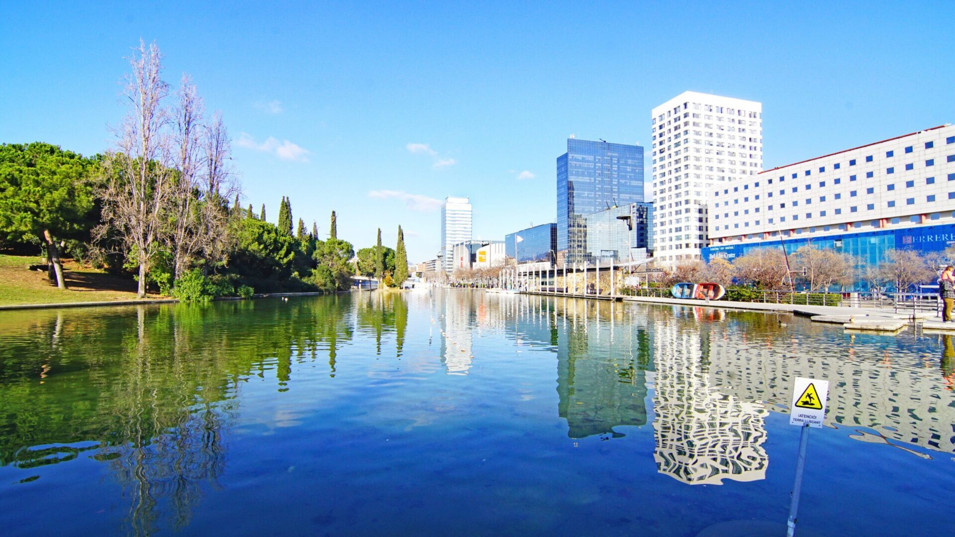 Paisaje urbano de jardines y arquitectura moderna en Sabadell, B